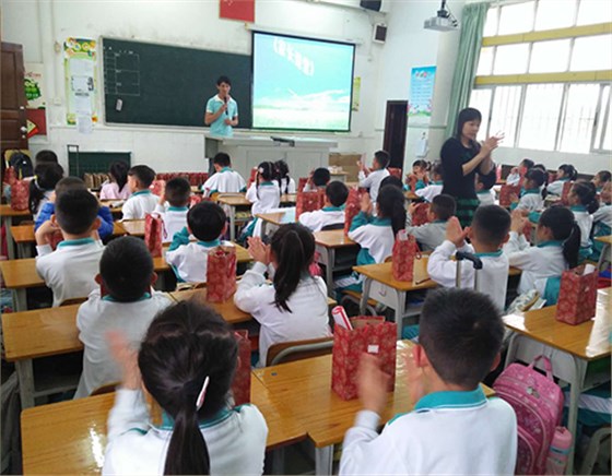 公司林家揚經理受邀到鰲頭小學講授毛筆字寫作知識